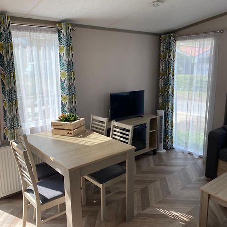4 Persoons Chalet Hz 21 Lauwersoog Bagian luar foto